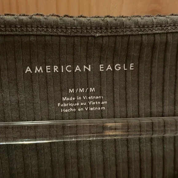 American Eagle Women’s cropped v-neck tee - Picture 3 of 3